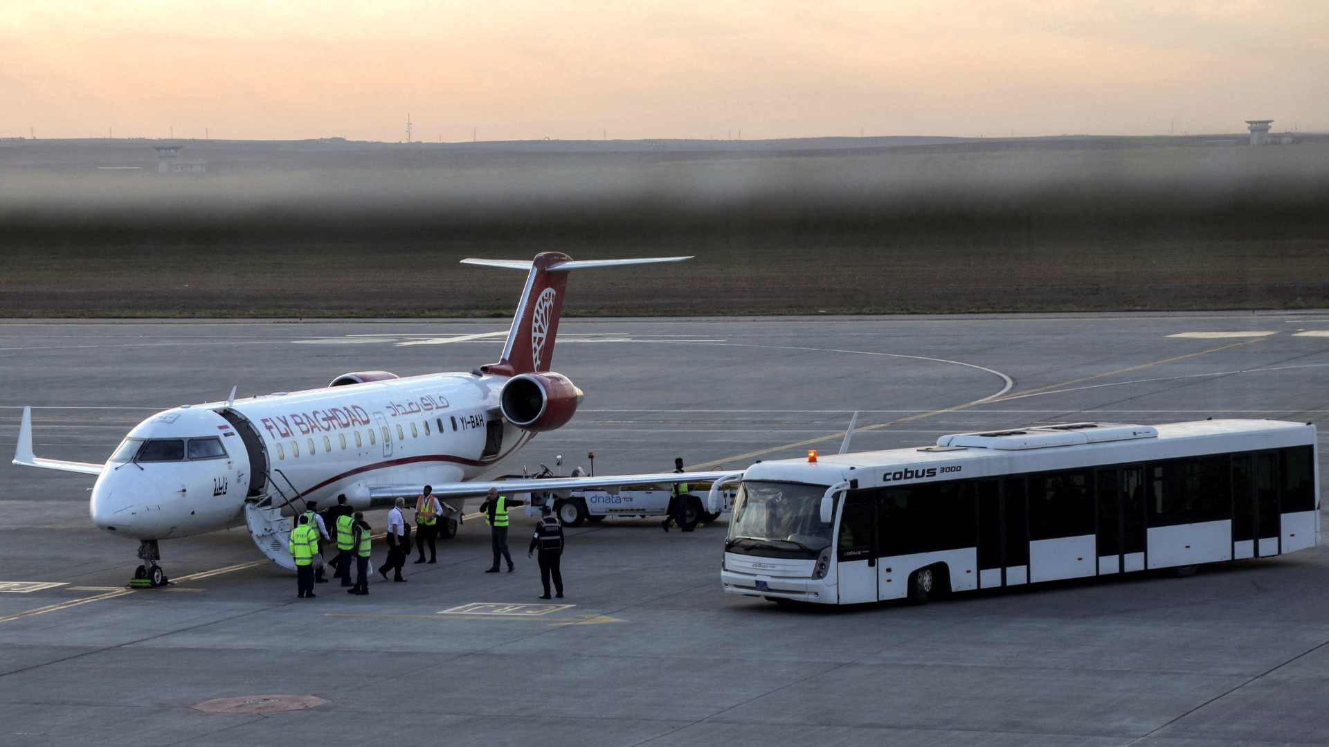 Une photo prise le 24 décembre 2019 montre une vue d'un Bombardier CRJ-200ER de Fly Baghdad sur le tarmac de l'aéroport international d'Erbil, dans la capitale de la région autonome kurde du nord de l'Irak, Arbil. (Photo Safin Hamid AFP)