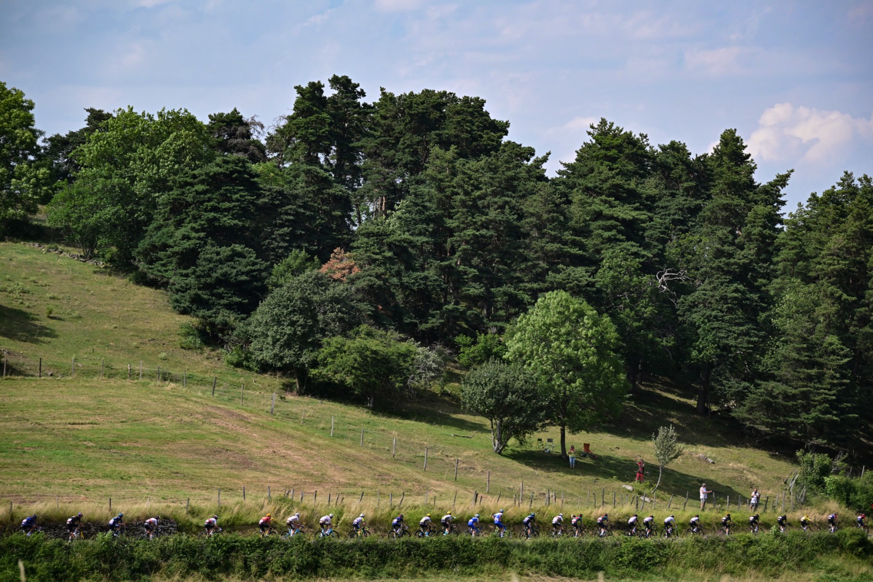 Peloton de coureurs lors de la 110e édition du Tour de France, entre Vulcania et Issoire, dans les hauteurs du Massif central riche en lithium, dans le centre de la France, le 11 juillet 2023. (Photo Marco Bertorello AFP)