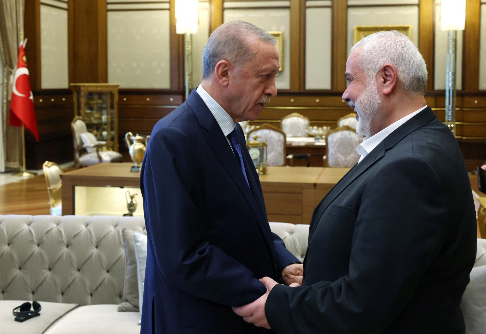 Cette photo prise et diffusée par le bureau de presse de la présidence turque le 26 juillet 2023, montre le président turc Recep Tayyip Erdogan (à gauche) accueillant le chef du mouvement palestinien Hamas Ismail Haniyeh (à droite) lors de leur rencontre au complexe présidentiel d'Ankara. (Photo Mustafa Kamaci Bureau de presse de la présidence turque AFP)