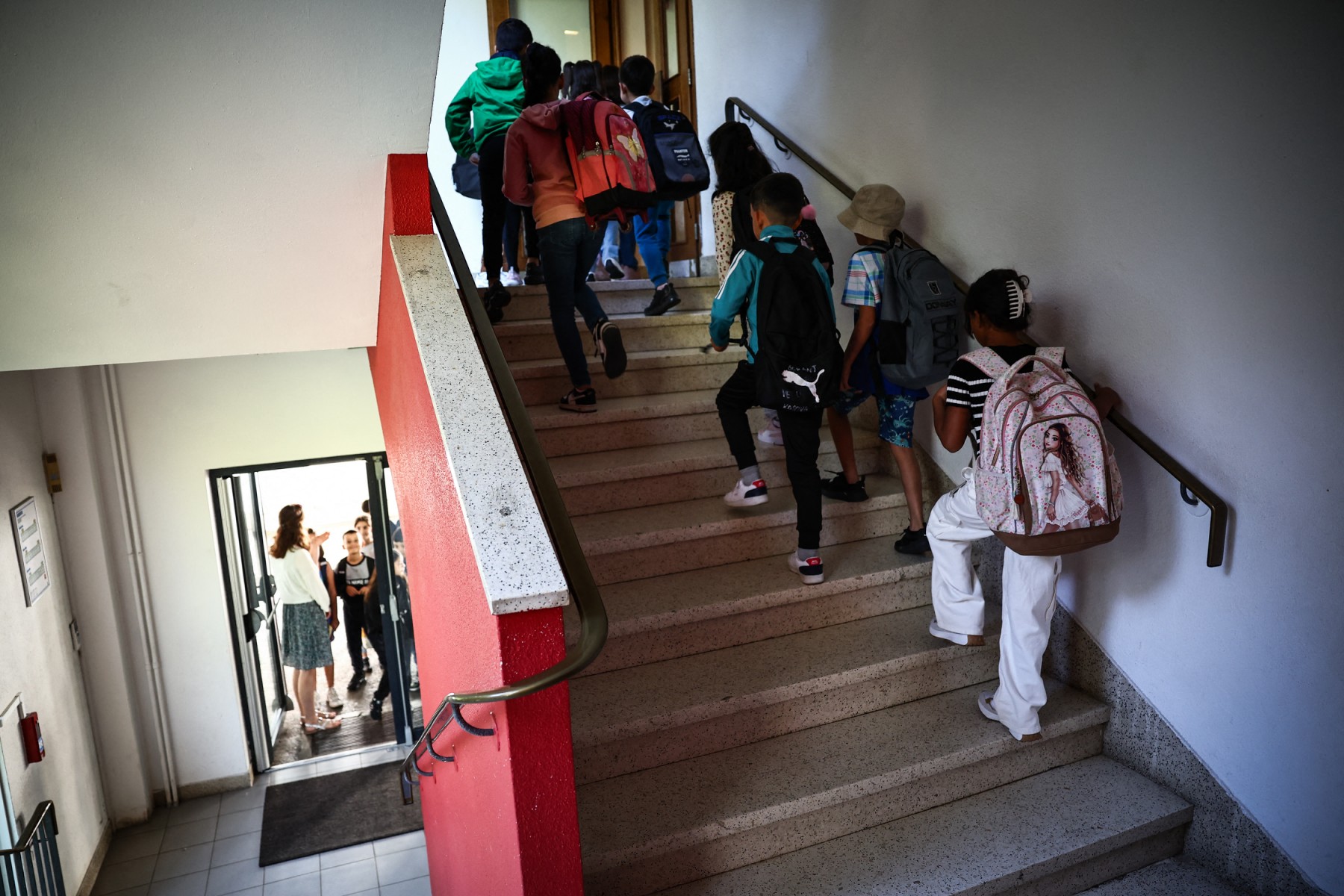 Uniformes et tenues uniques à l'école, un débat récurrent en France