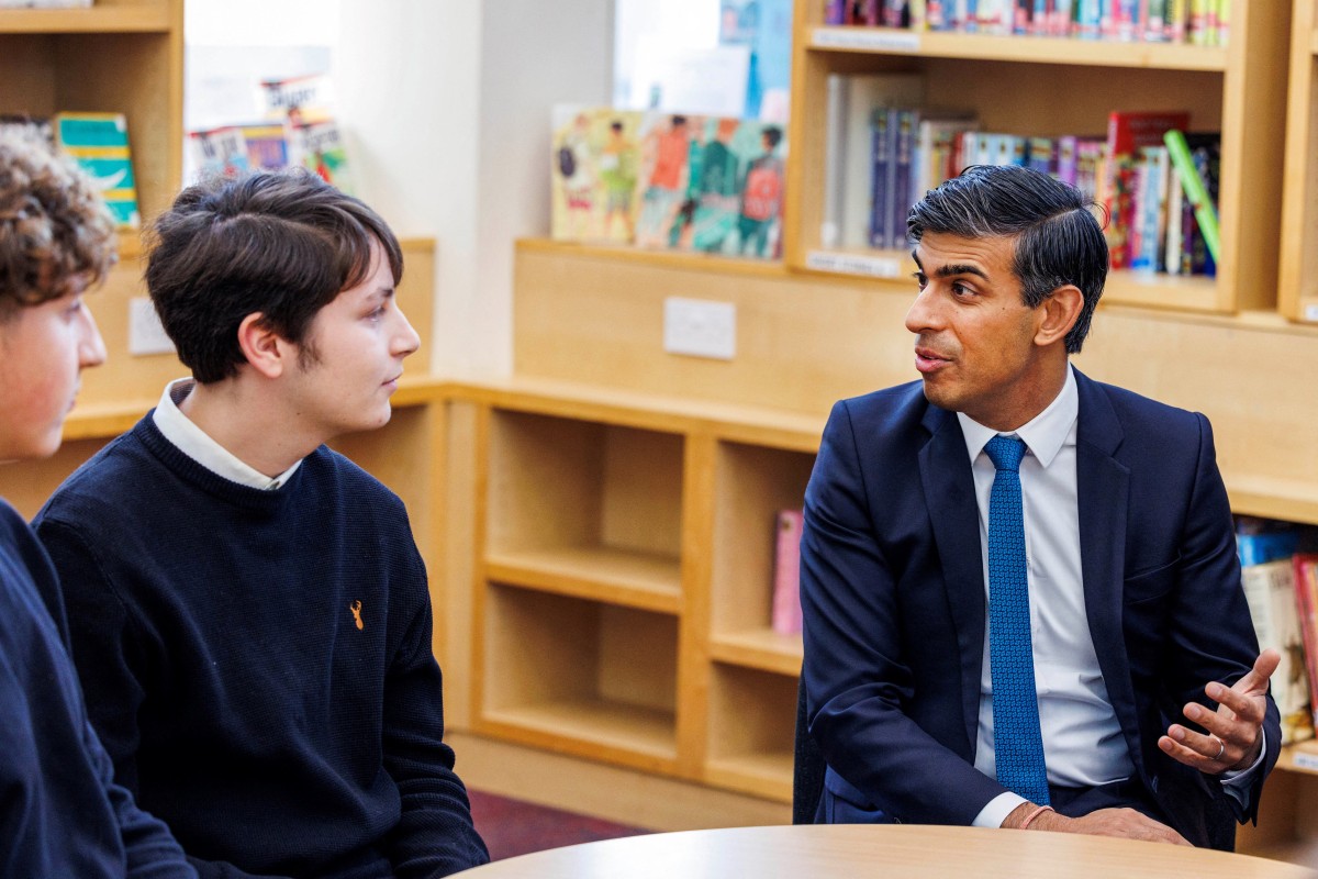 Le Premier ministre britannique Rishi Sunak s'entretient avec des élèves d'une école du nord de Londres, lors d'une visite, le 16 octobre 2023. (Photo par Jonathan Buckmaster POOL AFP)