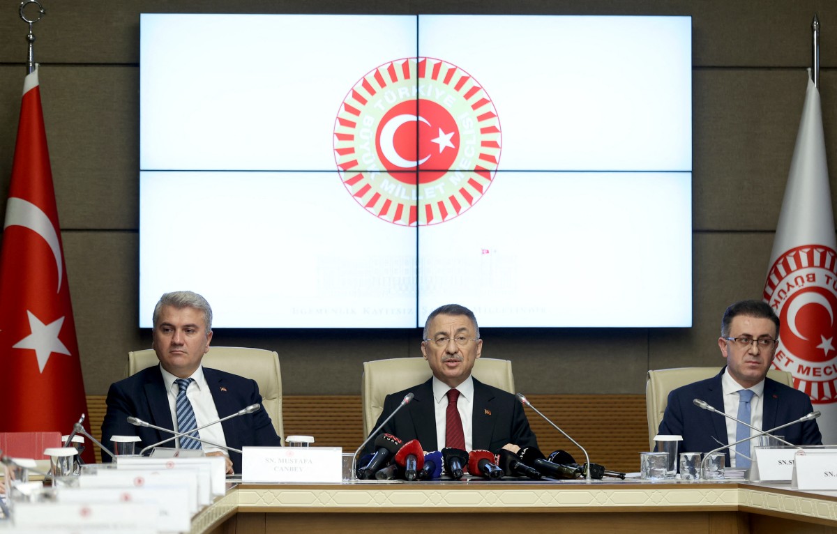 La commission des Affaires étrangères de la Turquie, Fuat Oktay (au centre), préside une session de commission à la Grande Assemblée nationale de Turquie à Ankara le 16 novembre 2023 sur les aspirations de la Suède à l'OTAN. (Photo, AFP)
