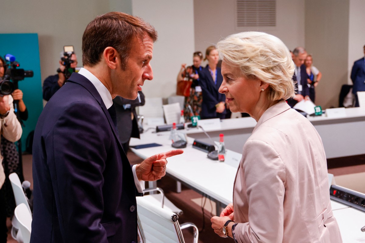Le président français Emmanuel Macron (à gauche) s'entretient avec la présidente de la Commission européenne Ursula von der Leyen avant le début d'une réunion sur l'"Initiative d'accélération de la transition du charbon" en marge du sommet climatique des Nations unies COP28 à Dubaï, le 2 décembre 2023. (Photo Ludovic Marin AFP)