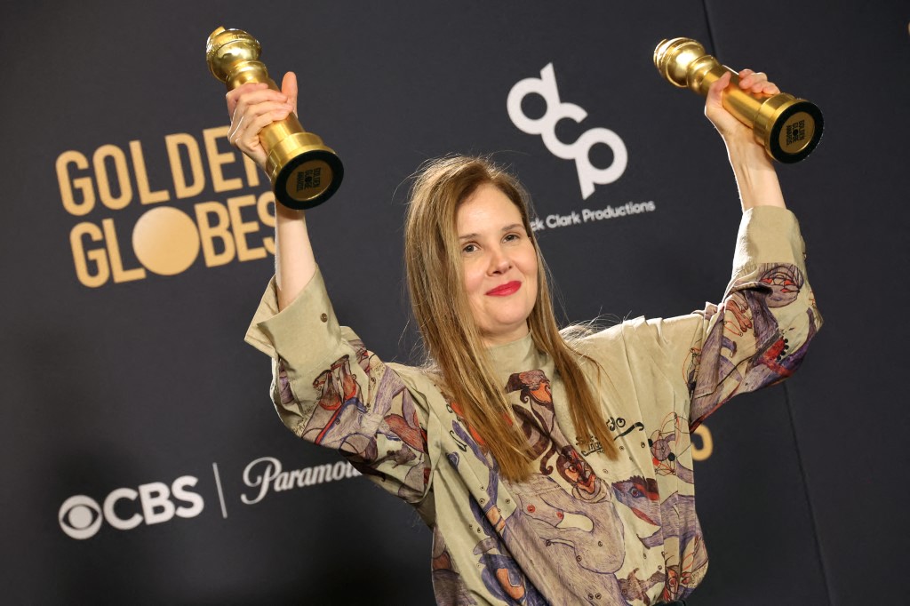 Justine Triet, lauréate du prix du meilleur scénario pour "Anatomie d'une chute", pose dans la salle de presse lors de la 81e cérémonie annuelle des Golden Globe Awards au Beverly Hilton le 7 janvier 2024 à Beverly Hills, Californie. (Photo Amy Sussman Getty Images AFP)