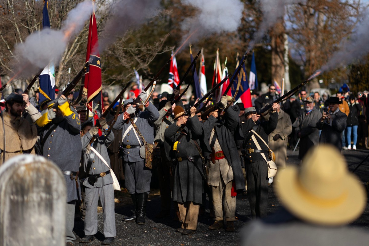 Des reconstituteurs confédérés tirent une salve sur la tombe de Stonewall Jackson dans le cimetière d'Oak Grove lors des célébrations du Lee-Jackson Day à Lexington, en Virginie, le 13 janvier 2024. (Photo Ryan M. Kelly AFP)