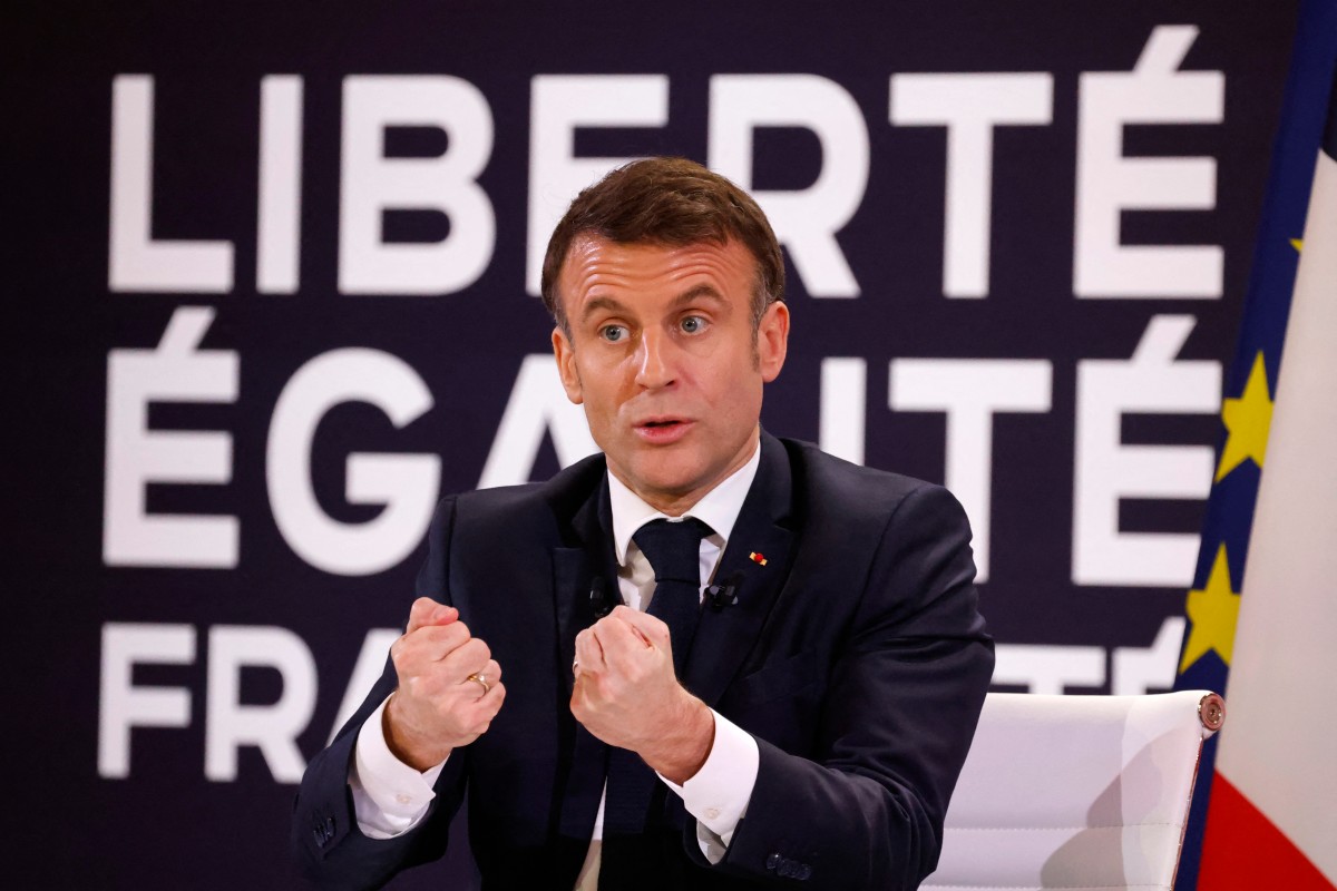 Le président français Emmanuel Macron fait un geste alors qu'il s'exprime lors d'une conférence de presse pour présenter le cap du nouveau gouvernement de la France au palais de l'Élysée à Paris, le 16 janvier 2024. (Photo Ludovic Marin AFP