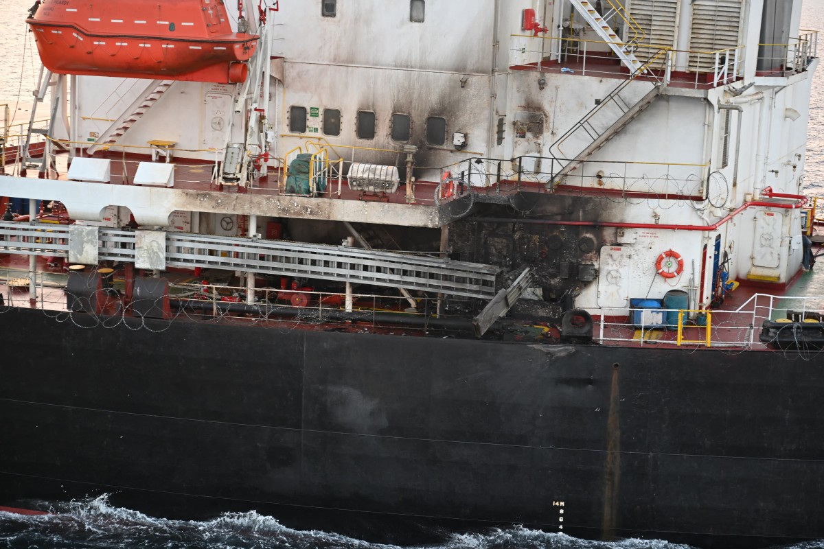Cette photographie diffusée le 18 janvier 2024 par le ministère indien de la Défense montre le navire MV Genco Picardy, battant pavillon des Îles Marshall, après une attaque de drone dans le golfe d'Aden. (Photo du ministère indien de la Défense AFP)