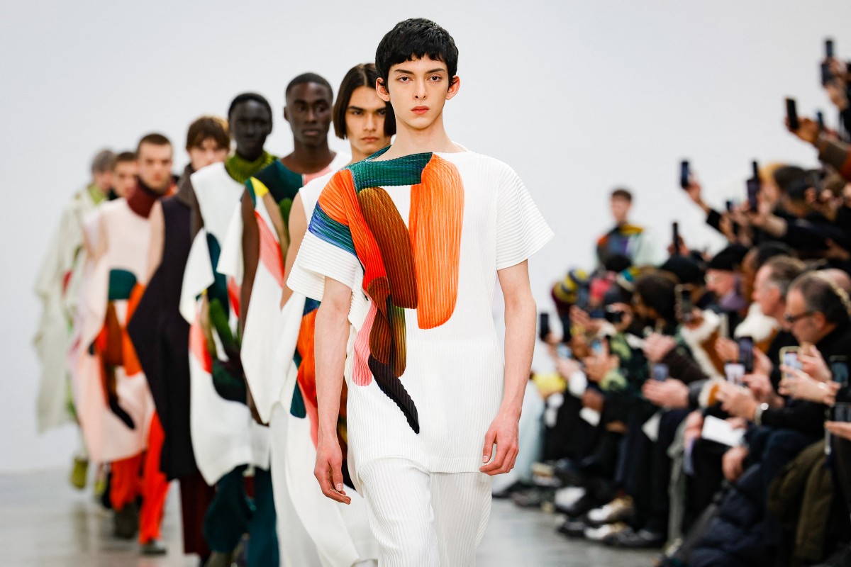 A Paris, les tenues plissées d'Issey Miyake plongent dans le primitif