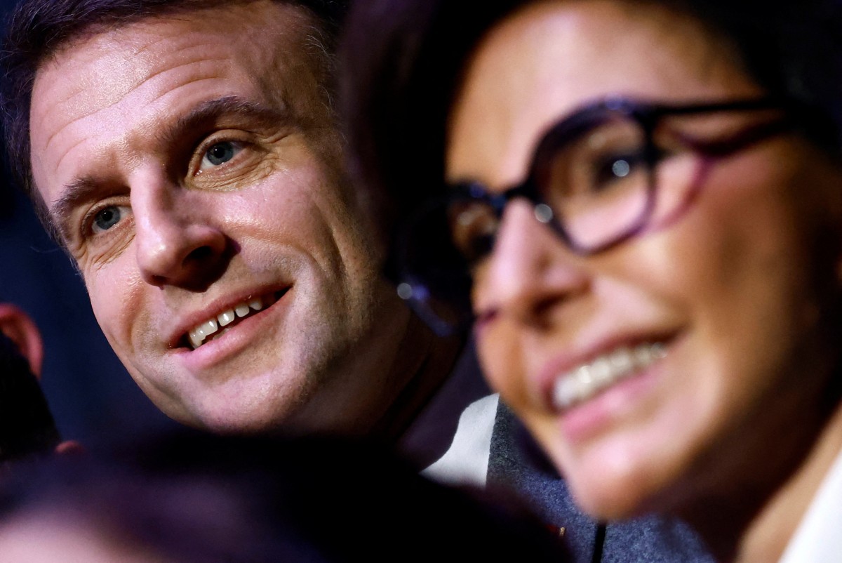 En visite à Clichy-sous-Bois, Macron défend le «symbole» Dati