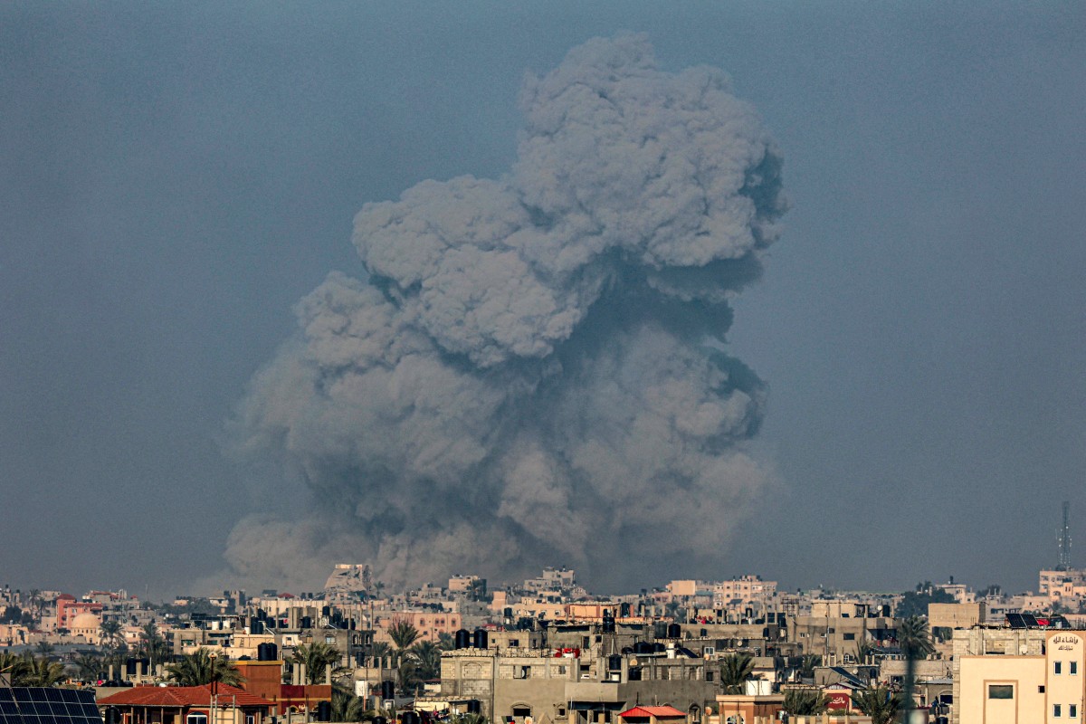 Une photo prise à Rafah montre de la fumée s'élevant au-dessus de Khan Yunis dans le sud de la bande de Gaza lors d'un bombardement israélien le 19 janvier 2024, au milieu des batailles en cours entre Israël et le groupe militant palestinien Hamas. (Photo AFP)
