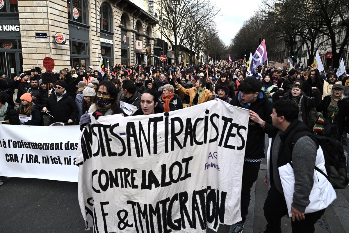 Des manifestants brandissant des banderoles protestent lors d'un rassemblement contre la nouvelle loi française sur l'immigration, à Bordeaux, le 21 janvier 2024. (Photo Philippe Lopez AFP)