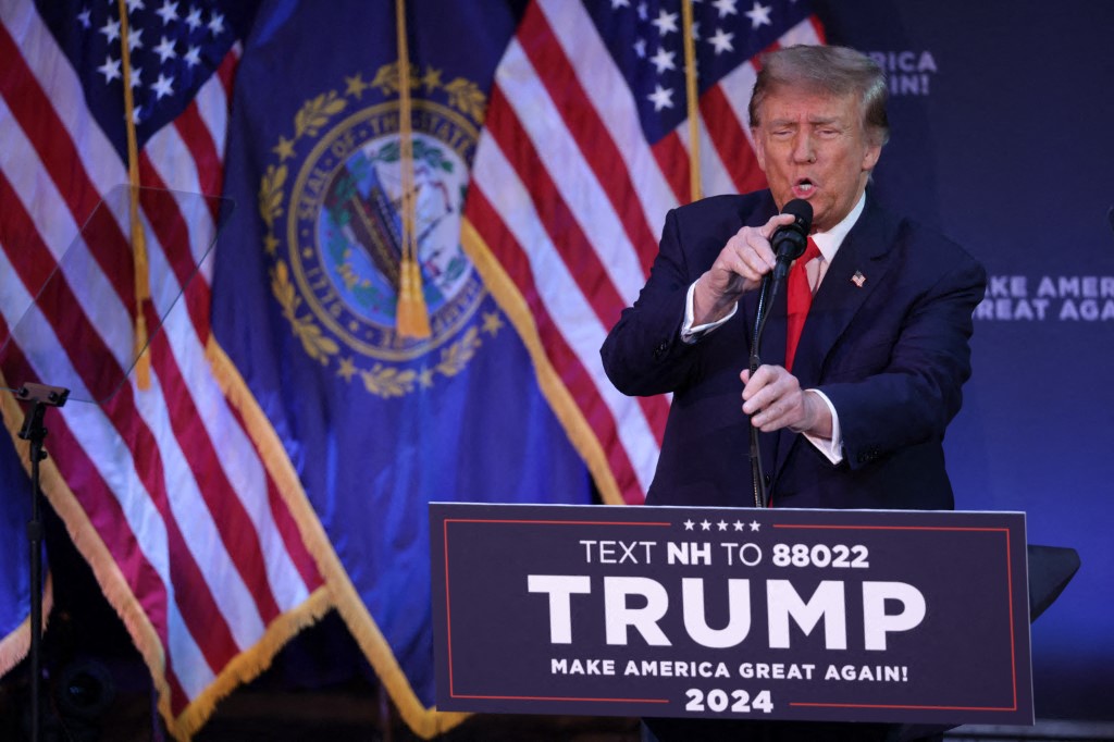 Trump espère sceller la course à l'investiture après le retrait de DeSantis