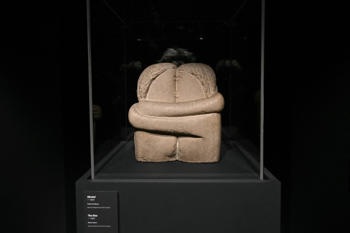 Une photo prise le 18 janvier 2024 montre la sculpture "Le Baiser" (Marna Stone, 1907) lors de l'exposition "Brancusi - Sources roumaines et perspectives universelles" sur l'artiste roumain Constantin Brancusi (1876-1957) au Musée national d'art de Timisoara, dans l'ouest de la Roumanie. (Photo Attila Kisbenedek AFP)