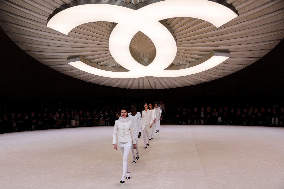 Haute couture : Chanel virevolte autour du ballet, Armani invite au voyage