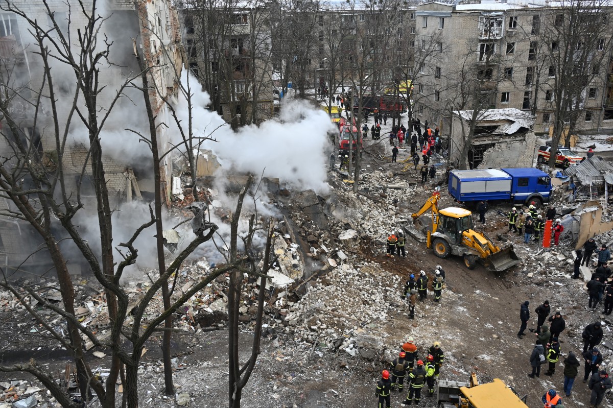 Frappes russes en Ukraine: Zelensky promet une réponse forte face au nouveau bilan de 18 morts