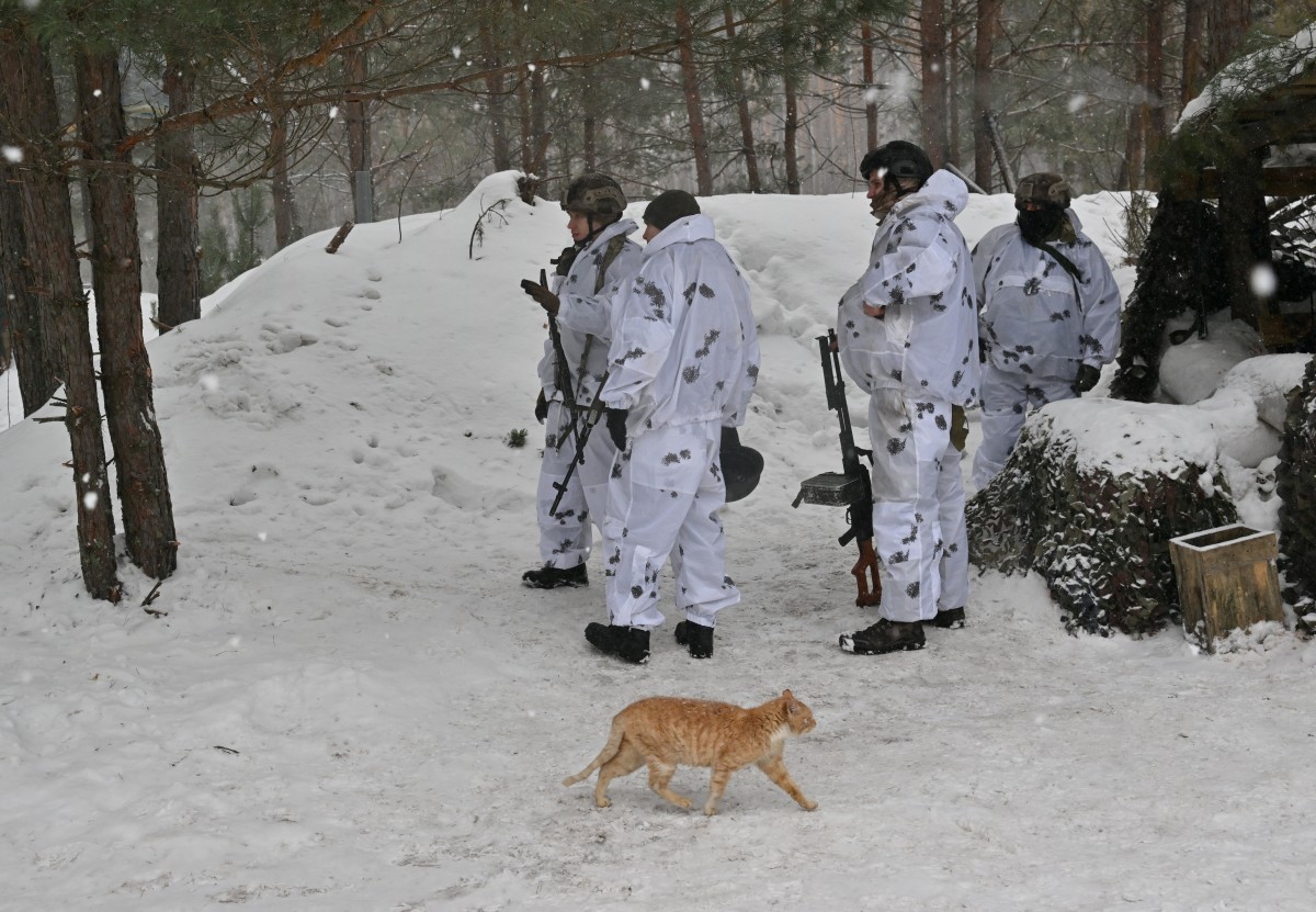 Des gardes-frontières ukrainiens sont vus sur leur base après une patrouille à la frontière entre l'Ukraine et la Biélorussie dans la région de Chernigiv, le 23 janvier 2024, dans un contexte d'invasion russe en Ukraine. (Photo de Sergei Supinsky AFP)