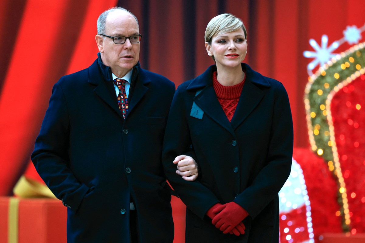 Le Prince Albert II de Monaco et la Princesse Charlène de Monaco arrivent pour le traditionnel événement de Noël au Palais Princier de Monaco, le 20 décembre 2023. (Photo Valery Hache Pool / AFP)