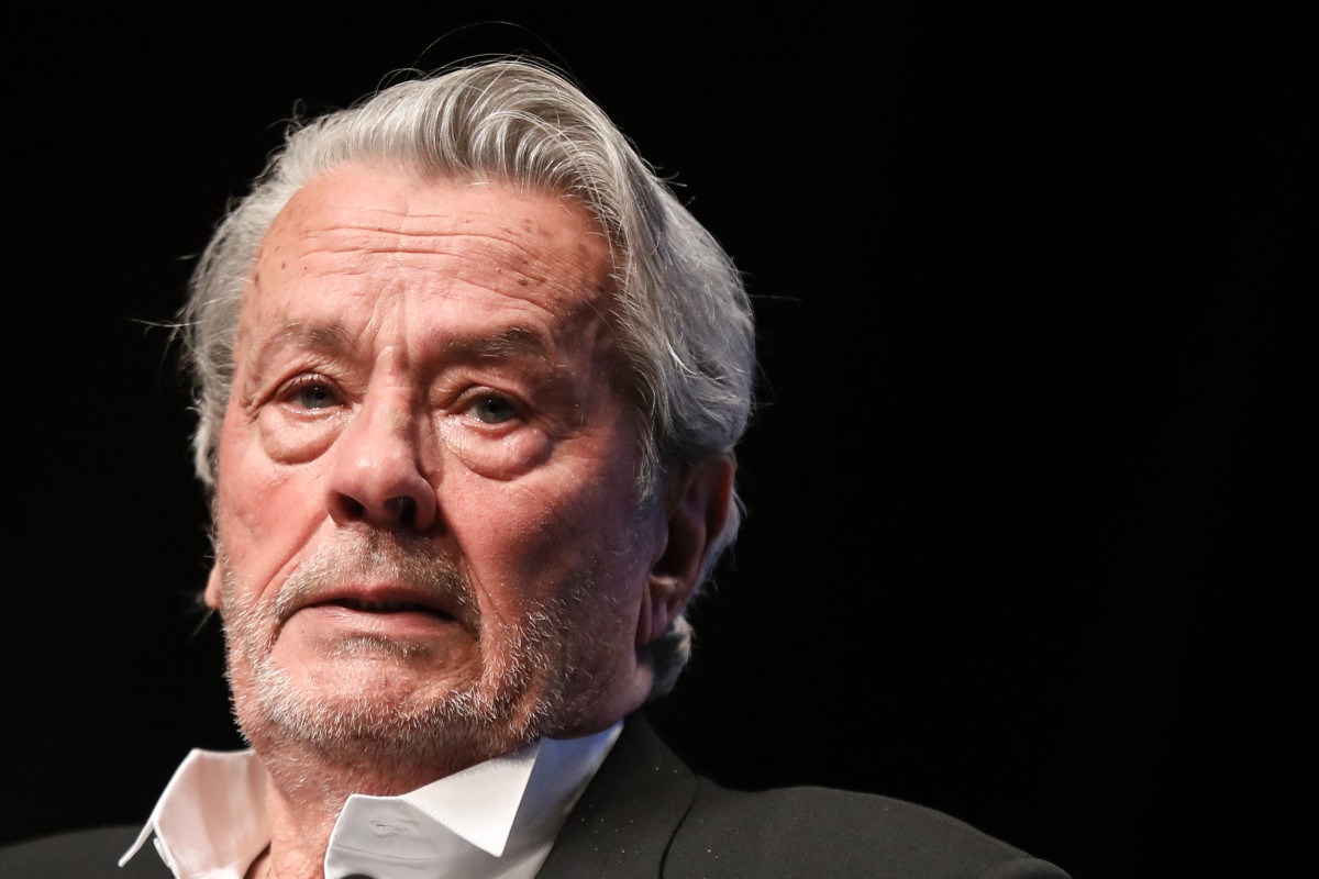 L'acteur français Alain Delon réagit après avoir reçu une Palme d'or honorifique lors de la 72e édition du Festival de Cannes à Cannes, dans le sud de la France, le 19 mai 2019. (Photo Valery Hache AFP)