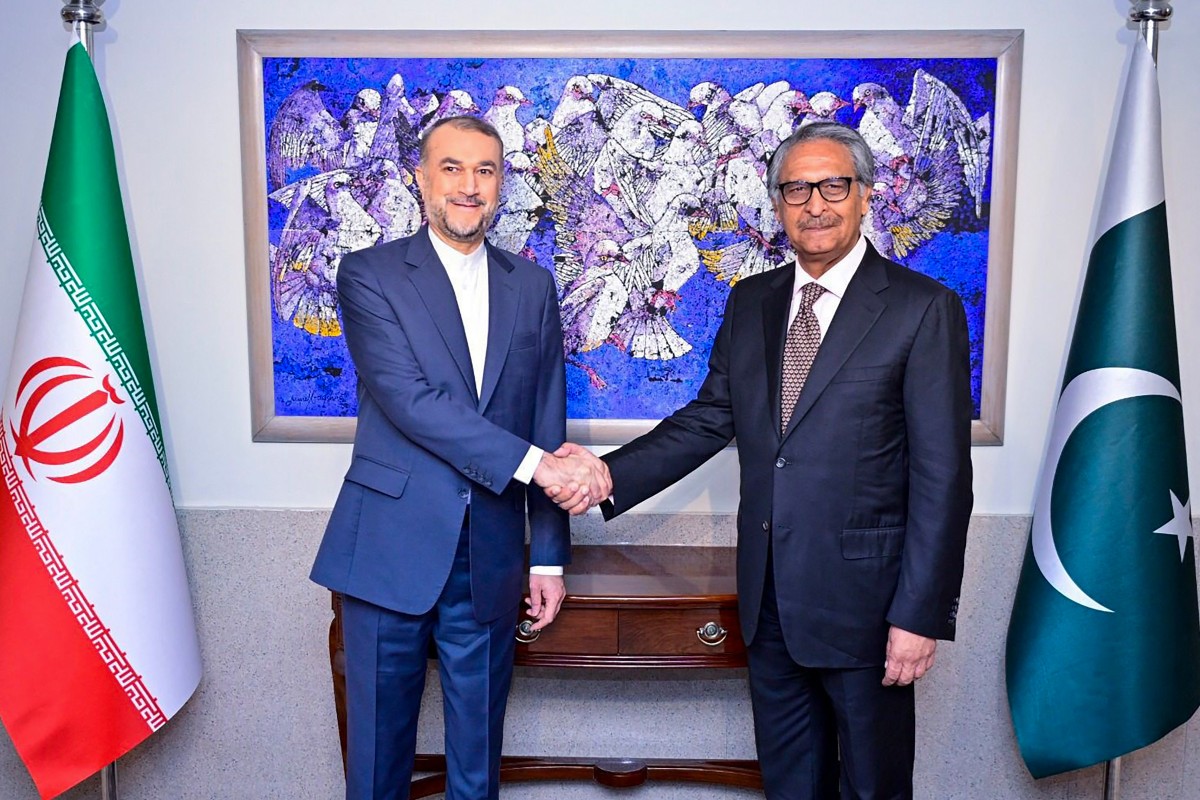 Sur cette photo prise et diffusée par le ministère pakistanais des Affaires étrangères le 29 janvier 2024, le ministre pakistanais des Affaires étrangères Jalil Abbas Jilani (à droite) salue son homologue iranien Hossein Amir-Abdollahian au ministère des Affaires étrangères à Islamabad. (AFP).