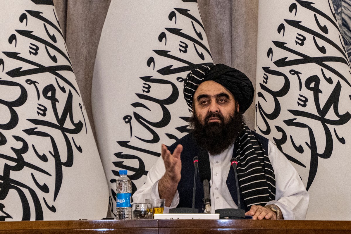 Le ministre afghan des Affaires étrangères, Amir Khan Muttaqi, s'exprime lors d'une conférence des envoyés spéciaux de différents pays intitulée "Initiative de coopération régionale de l'Afghanistan" au ministère des Affaires étrangères à Kaboul, le 29 janvier 2024. (Photo par Wakil Kohsar AFP)