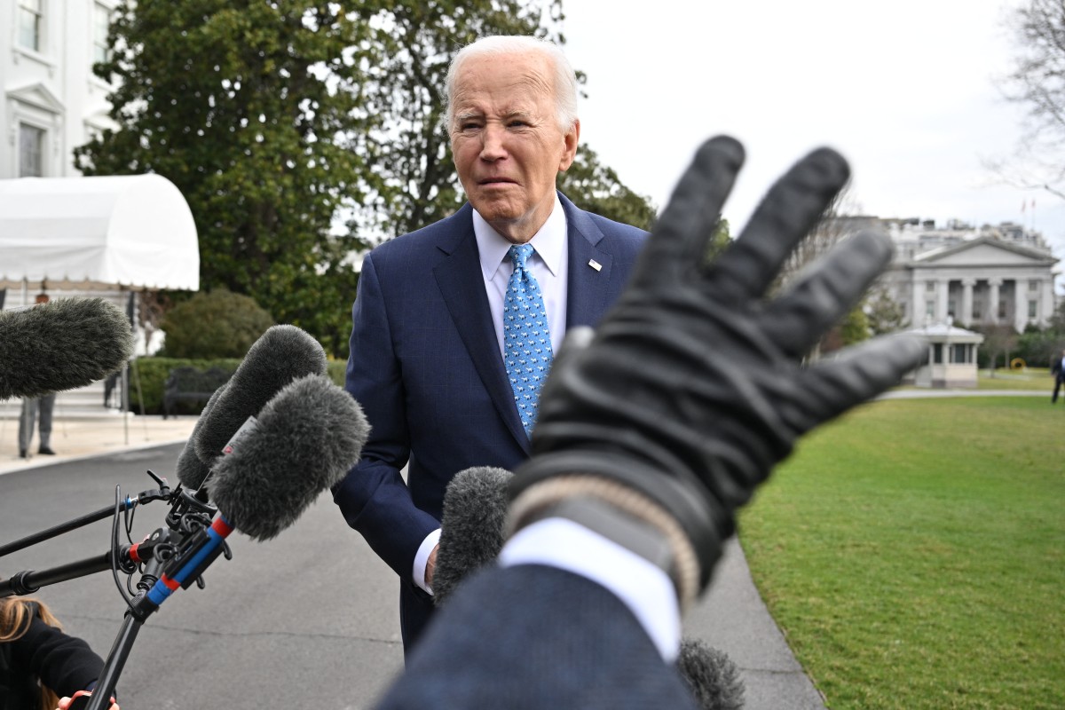 Le président américain Joe Biden s'adresse aux journalistes avant de monter à bord de Marine One sur la pelouse sud de la Maison Blanche à Washington, DC, le 30 janvier 2024. Joe Biden se rend en Floride pour prendre la parole lors de réceptions organisées dans le cadre de sa campagne électorale. (Photo Mandel Ngan AFP)