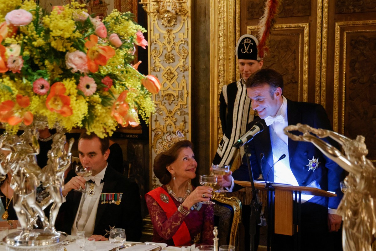 Le président français Emmanuel Macron (à droite) porte un toast avec la reine Silvia de Suède lors d'un dîner d'État au palais royal de Stockholm, en Suède, le 30 janvier 2024. (Photo par Ludovic Marin POOL AFP)
