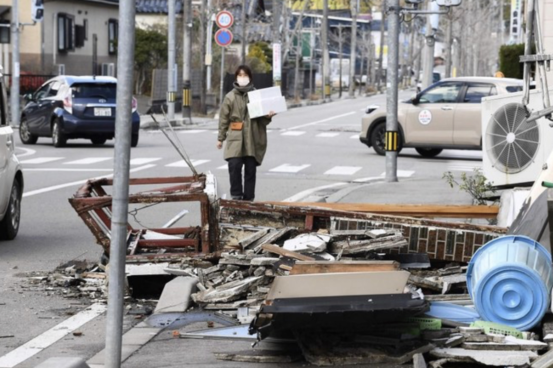 Séisme du Nouvel An au Japon: le bilan s'alourdit à 161 morts, la neige perturbe les secours