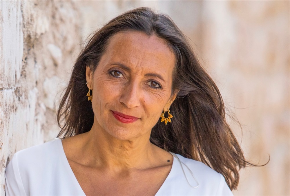 Mina Merad : son récit familial en seule-en-scène à la Comédie Saint-Michel