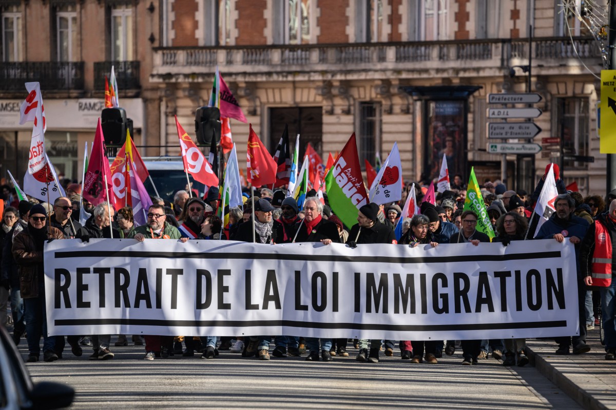 Des centaines de manifestants à Toulouse demandent le retrait de la loi sur l'immigration