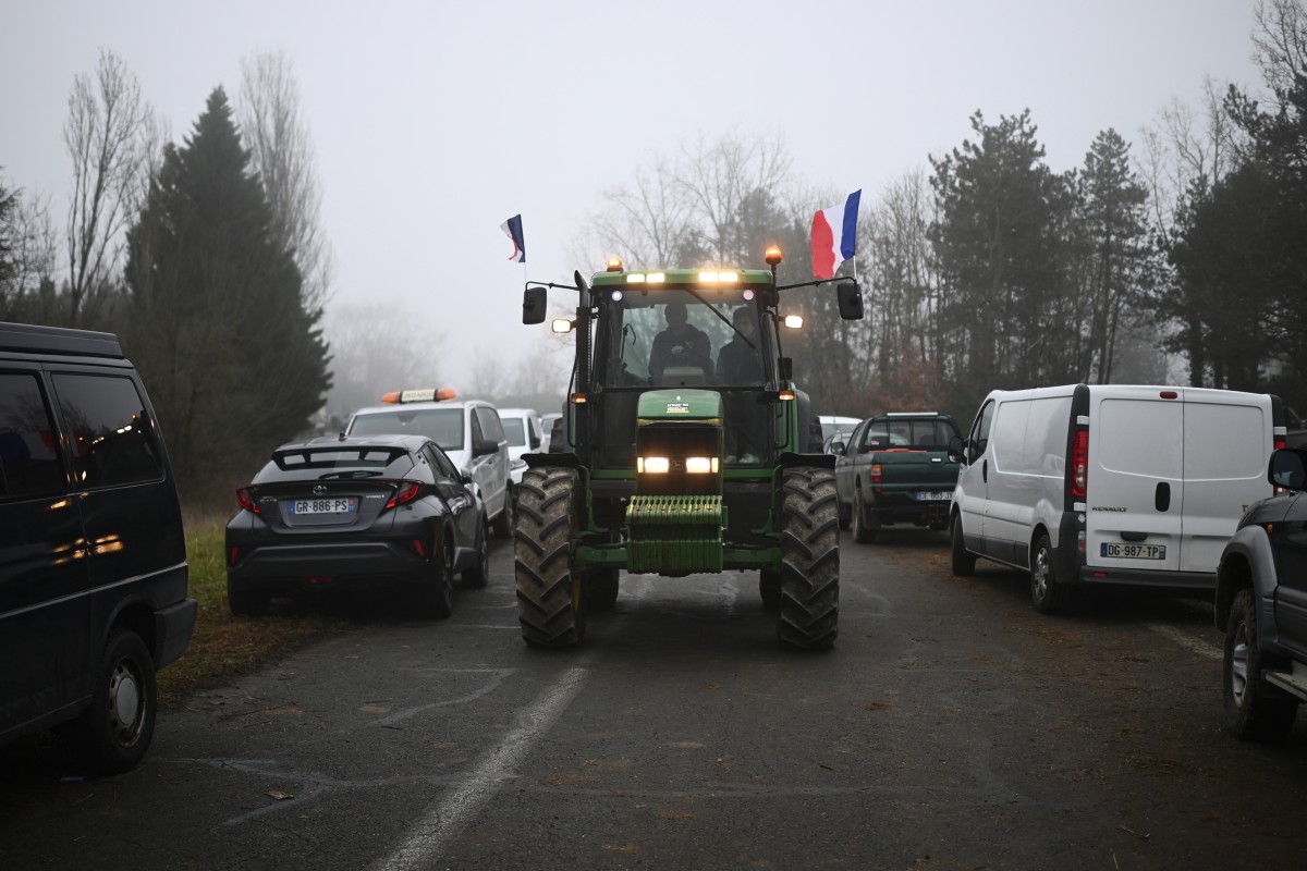 Attal visite une ferme, des agriculteurs promettent un «siège» de Paris
