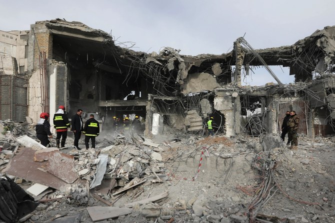 Une équipe de la défense civile menant des opérations de recherche et de sauvetage, à la suite d'une frappe de missile effectuée par le CGRI, le 17 janvier 2024 (AFP)