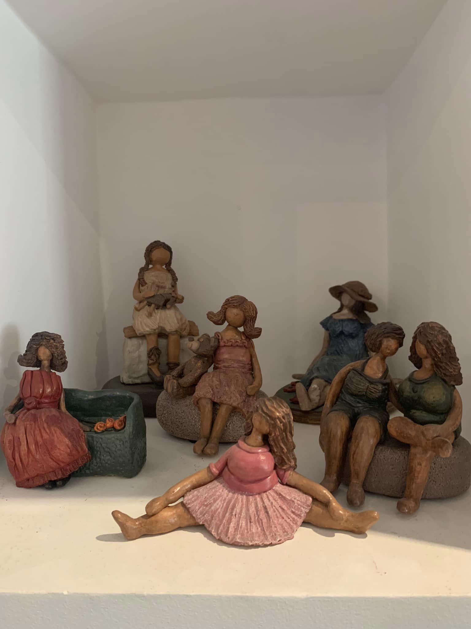 Amina Hamoutène expose à la galerie d’Art Dar El Kenz de Bouchaoui à Alger: Les figurines d’argile joyeuses et parlantes