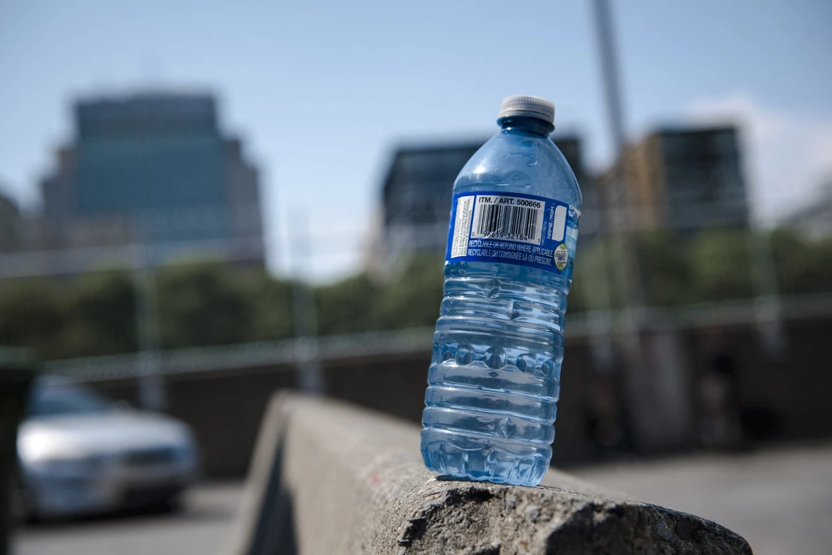 Etude: L'eau en bouteille contient des centaines de milliers de particules de plastique par litre