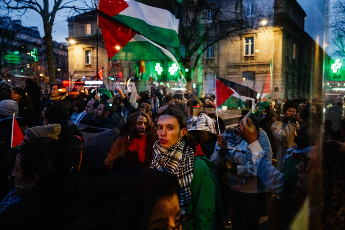 Des personnes agitent des drapeaux palestiniens en soutien au peuple palestinien, appelant à un cessez-le-feu dans la guerre entre Israël et le Hamas dans la bande de Gaza, lors d'un rassemblement à Paris le 6 janvier 2024. (Photo par Dimitar Dilkoff AFP)