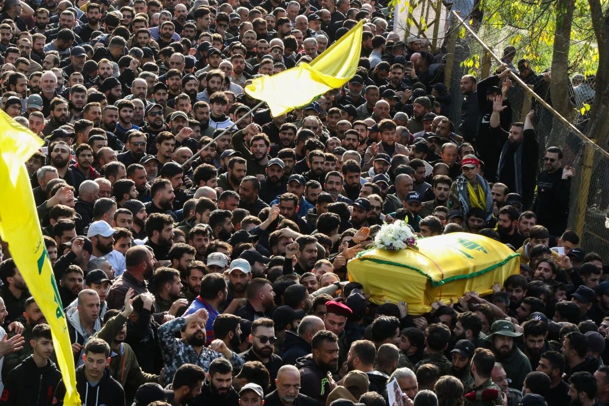 Des combattants et des sympathisants du Hezbollah assistent aux funérailles du commandant militaire du Hezbollah Wissam Tawil, également connu sous le nom de Jawad, dans sa ville natale de Khirbet Selm, au sud de Beyrouth, le 9 janvier 2024. (Photo par Mahmoud Zayyat AFP)