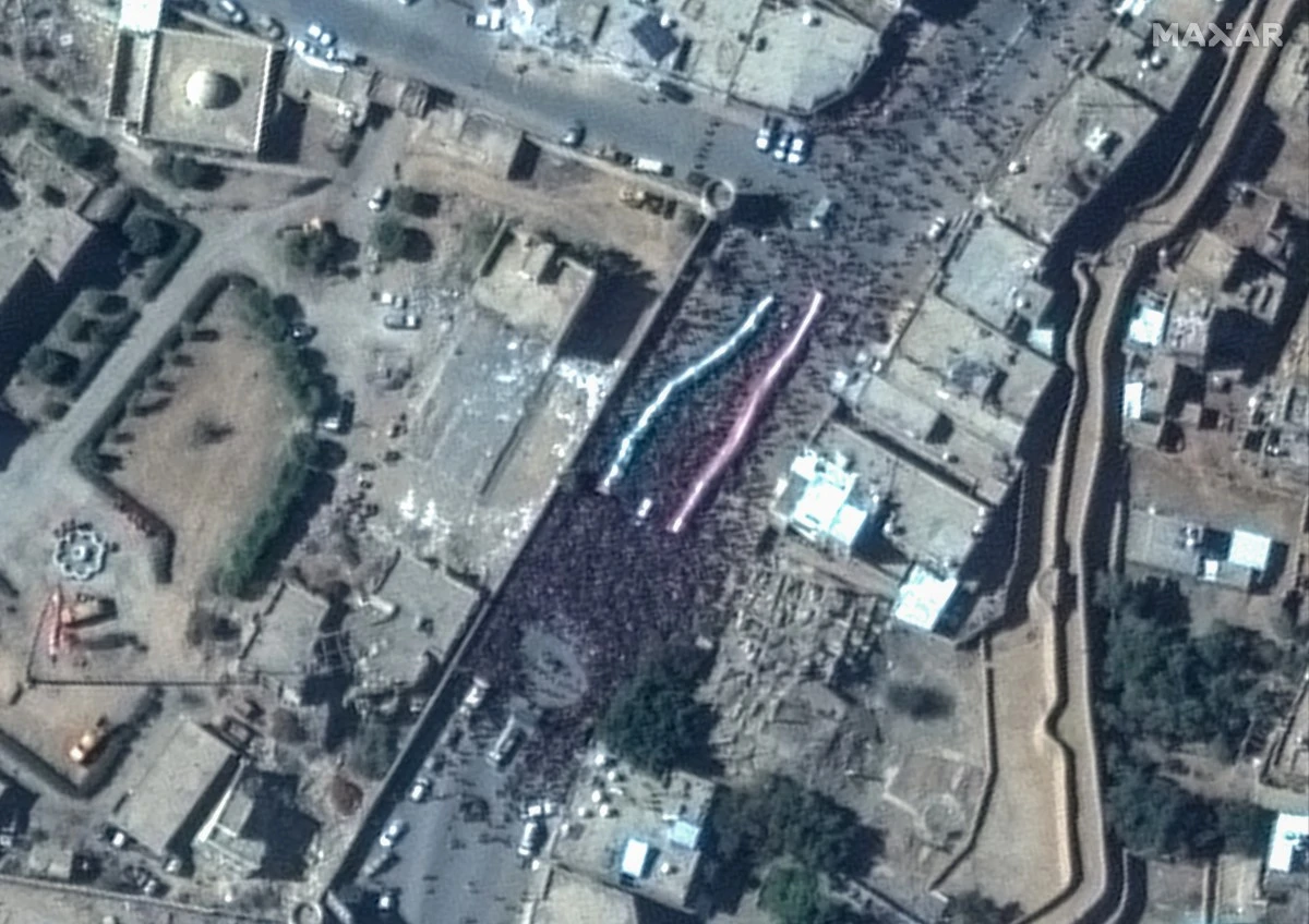 Cette photo satellite montre des manifestants défilant dans une rue de Saada, au Yémen, le 12 janvier 2024, après des frappes aériennes menées par les États-Unis et la Grande-Bretagne. (Photo par image satellite ©2024 Maxar Technologies AFP)
