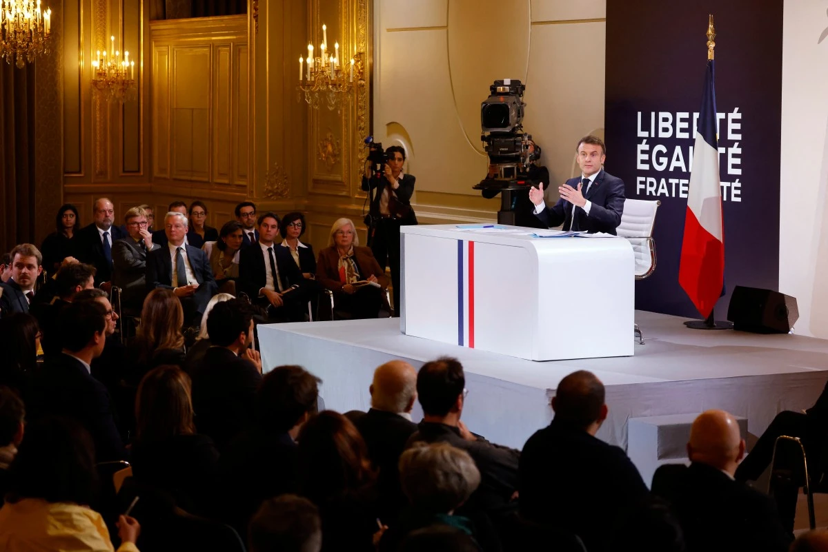 Macron met l'accent sur la jeunesse et l'école pour «réarmer» le pays