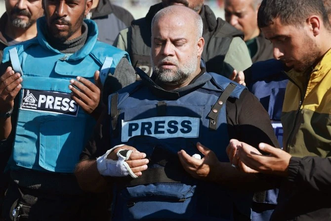 Un journaliste d’Al-Jazira reprend son travail un jour après l’enterrement de son fils tué par une frappe israélienne