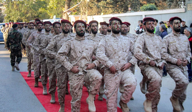 Des combattants du mouvement chiite libanais Hezbollah lors d’un défilé militaire commémorant la «Journée du martyr», dans la ville de Baalbek, dans l’est de la vallée de la Bekaa, au Liban. (Photo, AFP)
