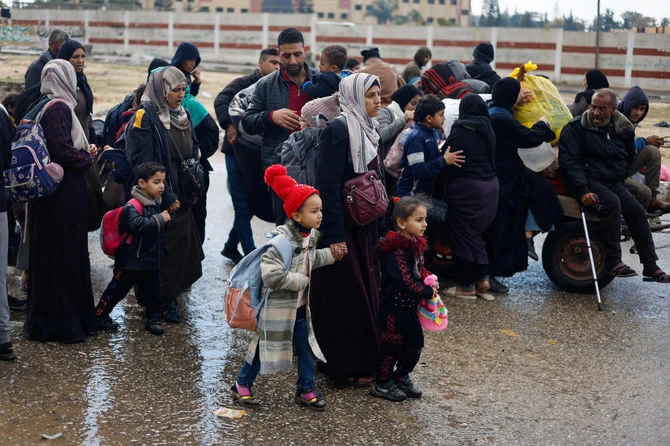 Des Palestiniens fuyant Khan Younis, en raison de l'opération terrestre israélienne, se dirigent vers Rafah, dans le cadre du conflit entre Israël et le groupe islamiste palestinien Hamas, dans le sud de la bande de Gaza. (REUTERS)