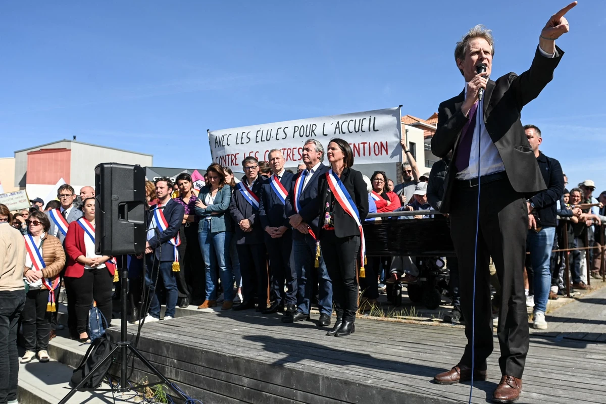 Marche de soutien à l'ancien maire de Saint-Brevin Yannick Morez, qui a démissionné après avoir été visé par des projets concernant un centre de demandeurs d'asile, à Saint-Brevin-les-Pins, dans l'ouest de la France, le 24 mai 2023. (Photo Sebastien Salom-Gomis AFP)
