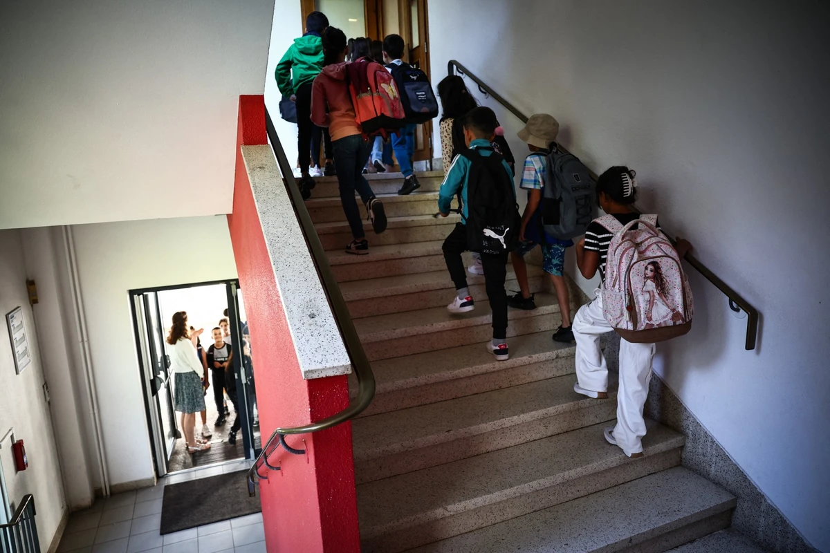 Uniformes et tenues uniques à l'école, un débat récurrent en France