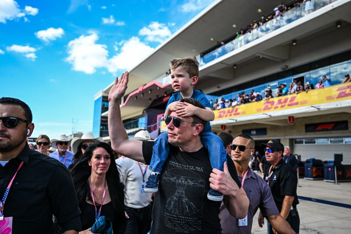 Le propriétaire de la plateforme X, Elon Musk, accompagné d'un de ses fils, marche sur la voie des stands après le Grand Prix de Formule 1 des États-Unis 2023 au Circuit des Amériques à Austin, Texas, le 22 octobre 2023. (Photo Chandan Khanna AFP)