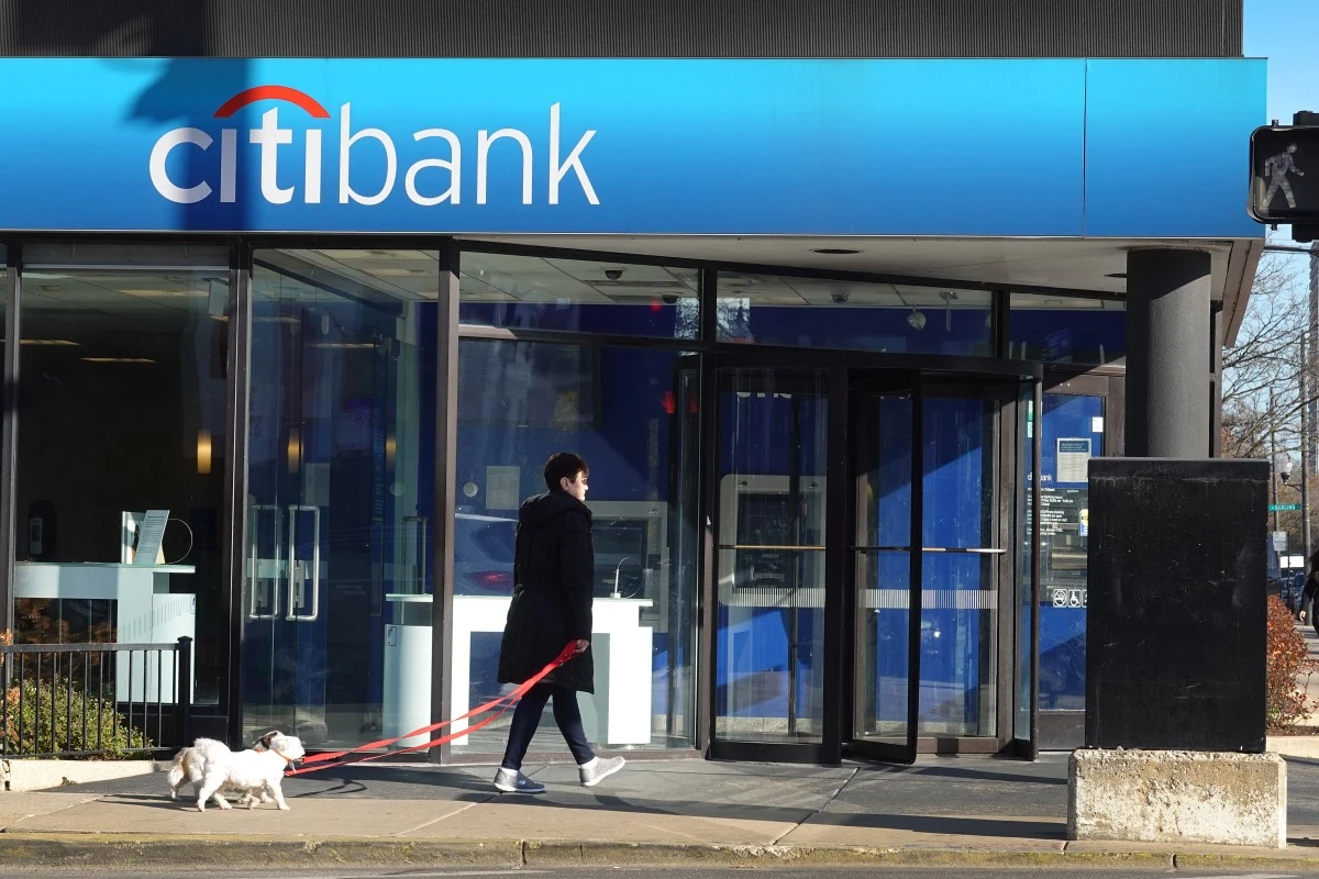 Un piéton passe devant une agence Citibank le 15 novembre 2023 à Chicago, Illinois. (Photo Scott Olson Getty Images AFP) 