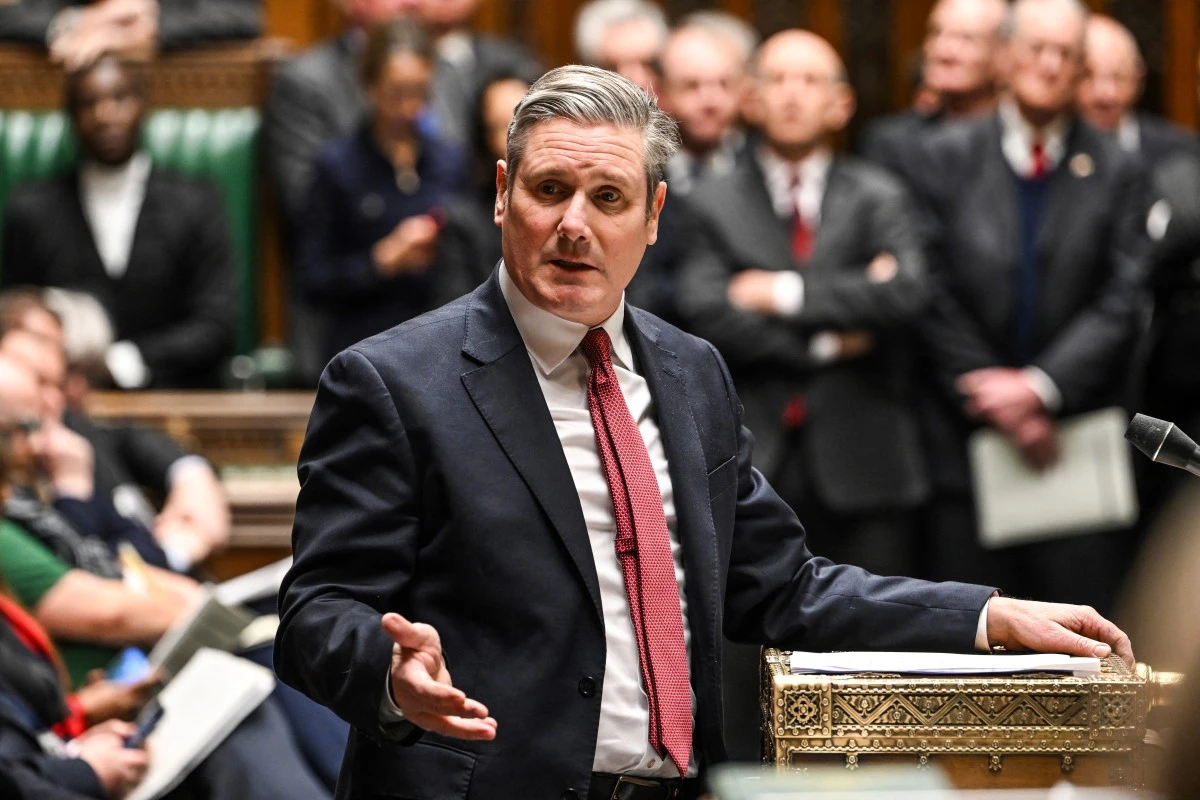 Une photo diffusée par le Parlement britannique montre le chef du Parti travailliste britannique, Keir Starmer, s'exprimant lors de la session hebdomadaire des questions au Premier ministre (PMQ) à la Chambre des communes, à Londres, le 17 janvier 2024. (Photo Jessica Taylor UK PARLIAMENT AFP)