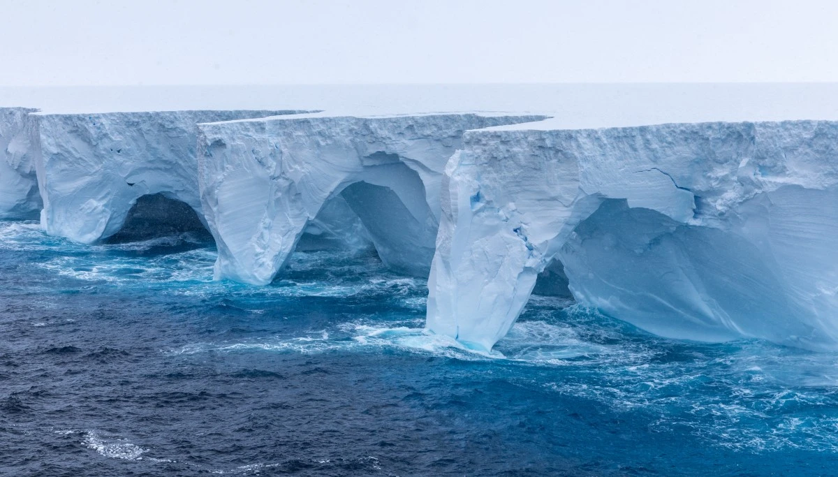 En Antarctique, le plus grand iceberg du monde à la dérive
