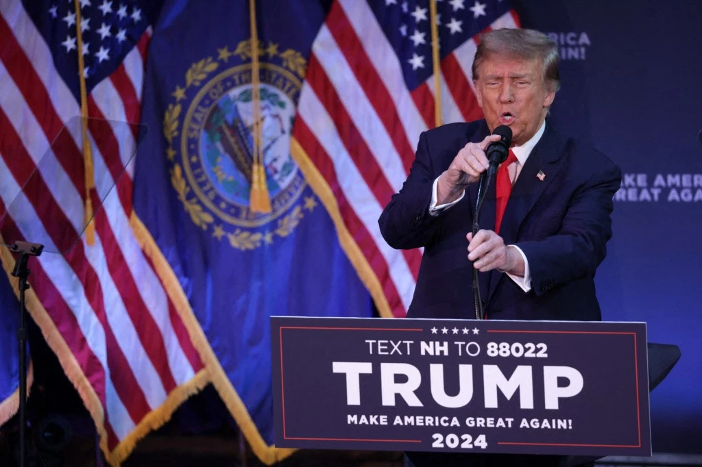Trump espère sceller la course à l'investiture après le retrait de DeSantis