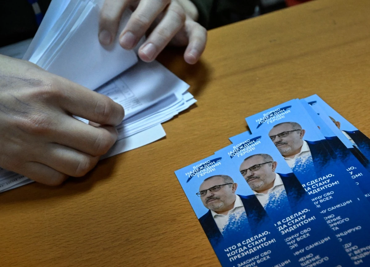 Un activiste calcule les signatures de soutien à Boris Nadezhdin, le candidat du Parti de l'initiative civique à l'élection présidentielle, à son siège de campagne à Moscou, le 22 janvier 2024. L'élection présidentielle de 2024 se déroulera sur trois jours, du 15 au 17 mars. (Photo Alexander Nemenov AFP)