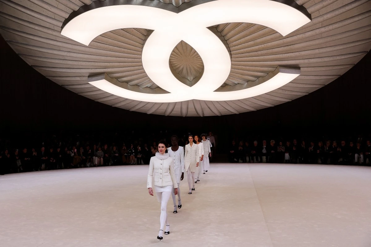 Haute couture : Chanel virevolte autour du ballet, Armani invite au voyage