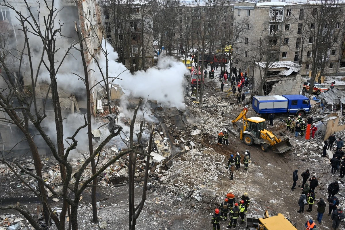 Frappes russes en Ukraine: Zelensky promet une réponse forte face au nouveau bilan de 18 morts